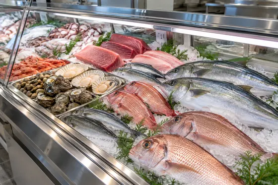鮮魚の並ぶショーケースのイメージ